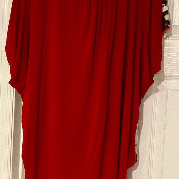 Red Graphic Print Women's Top - Picture 2 of 3